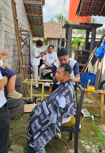 미용팀이 선교 사역을 하고 있는 모습. 최상림 목사 제공 