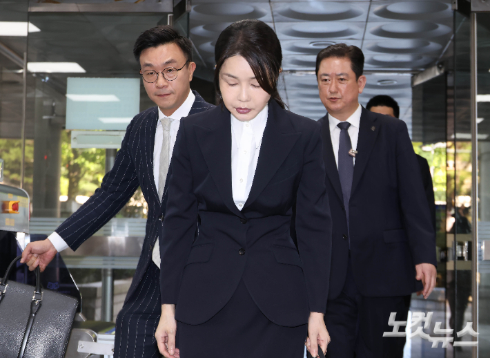 '구속 기로' 김건희, 영장심사 출석…고개 숙이고 묵묵부답[영상]
