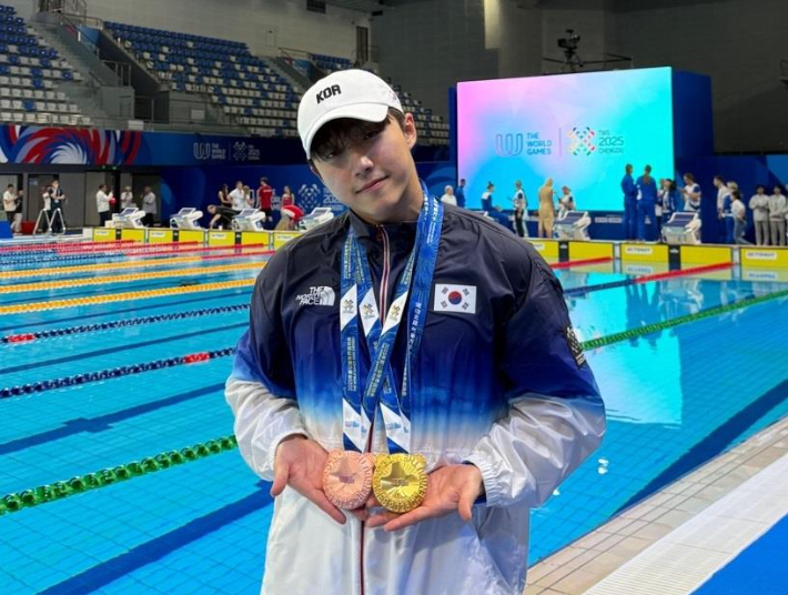 핀수영 국가대표 신명준이 11일 중국 청두에서 열린 2025 월드게임에서 메달 2개를 획득한 뒤 포즈를 취하고 있다. 대한수중핀수영협회 제공