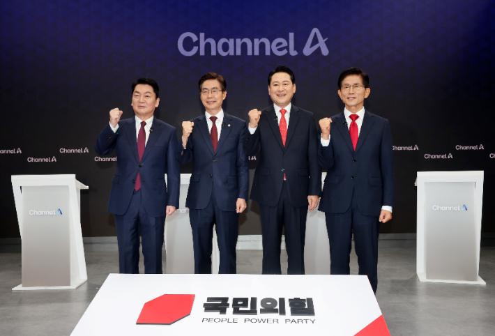 국민의힘 8·22 전당대회 첫 방송토론회에 앞서 안철수(왼쪽부터), 조경태, 장동혁, 김문수 후보가 기념촬영을 하고 있다. 연합뉴스
