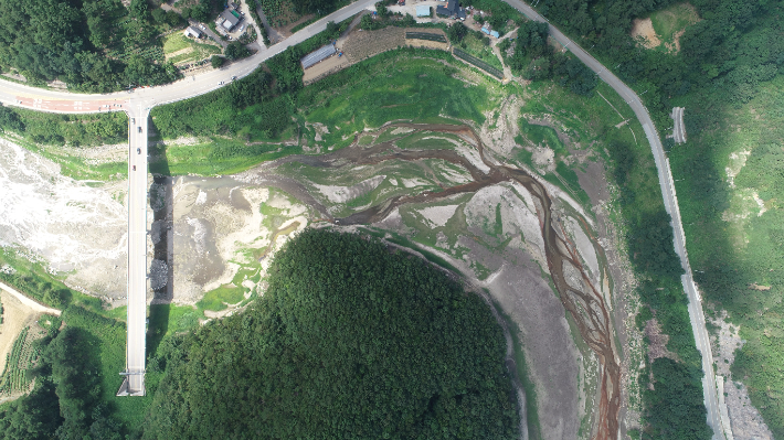 전국적인 극한 호우에도 강원 강릉지역에는 비가 거의 내리지 않아 강릉시 상수원인 오봉저수지 상류가 맨바닥을 드러내고 있다. 연합뉴스