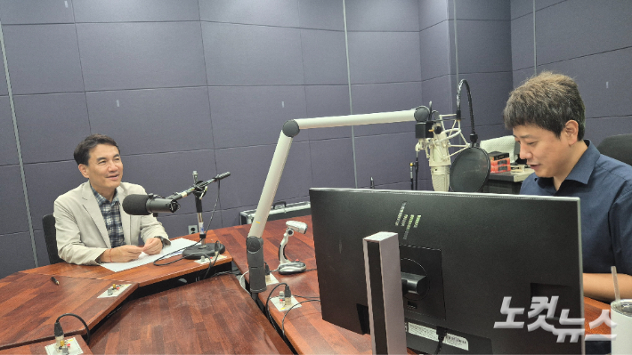 강원CBS.강원영동CBS 시사프로그램 <최진성의 위클리오늘>에 출연한 김진태 강원특별자치도지사. 강민주 PD