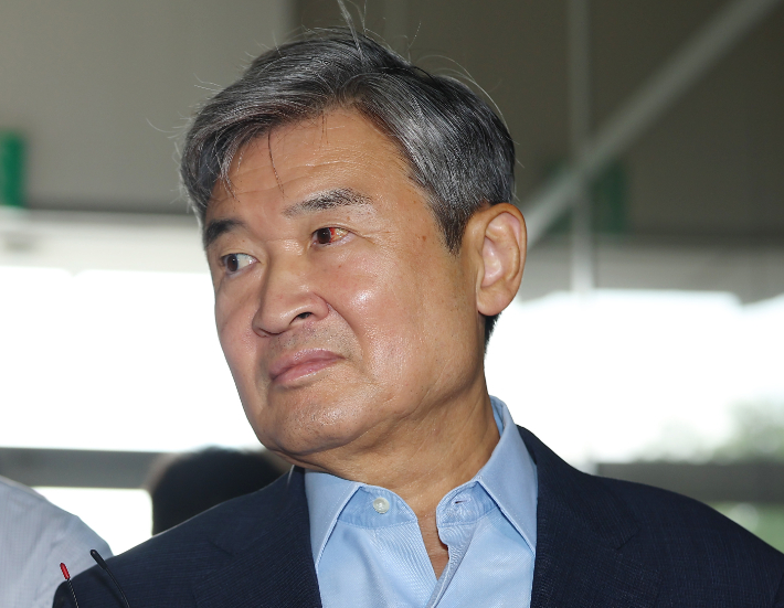 조태용 전 국가안보실장이 8일 서울 서초구 순직해병특검팀에 피의자 신분으로 조사를 받기 위해 출석하고 있다. 연합뉴스