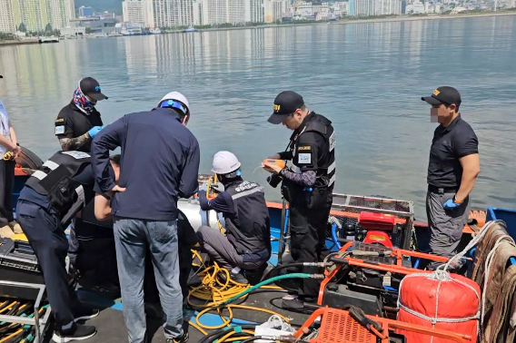 작업선 위 기계장비. 사망 잠수사 유족 제공