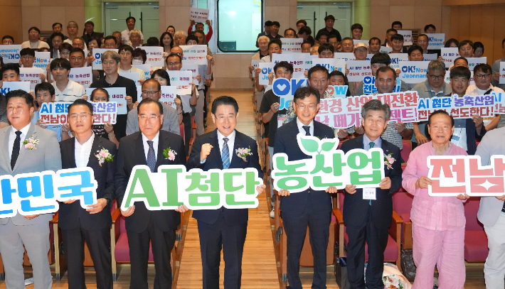 김영록 전라남도지사가 12일 강진아트홀에서 열린 '2025 전남 선도농업인 연합회 워크숍'에 참석, 선도농업인들과 퍼포먼스를 하고 있다. 전라남도 제공 