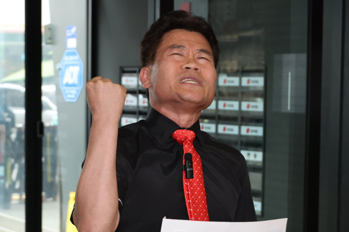 전한길 "출입금지 수용하지만…김근식도 징계하라"