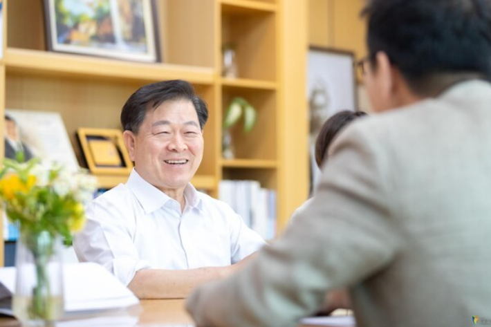 박승원 경기 광명시장이 지난 6월 시장실에서 열린 민생안정지원금 효과분석 연구용역 착수보고회에서 연구원들과 소통하고 있다. 광명시 제공