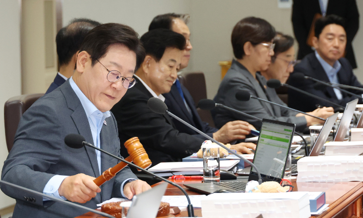 이재명 대통령이 12일 서울 용산 대통령실에서 열린 국무회의에서 개회를 선언하고 있다. 연합뉴스