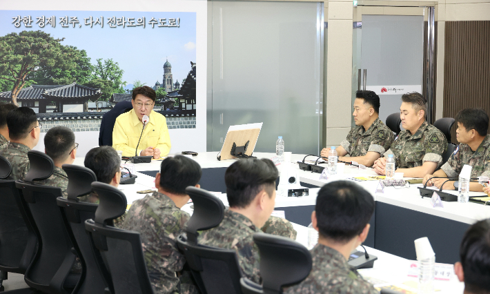 우범기 전주시장이 12일 을지연습을 앞두고 지역 예비군 지휘관들과의 간담회에서 발언하고 있다. 전주시 제공