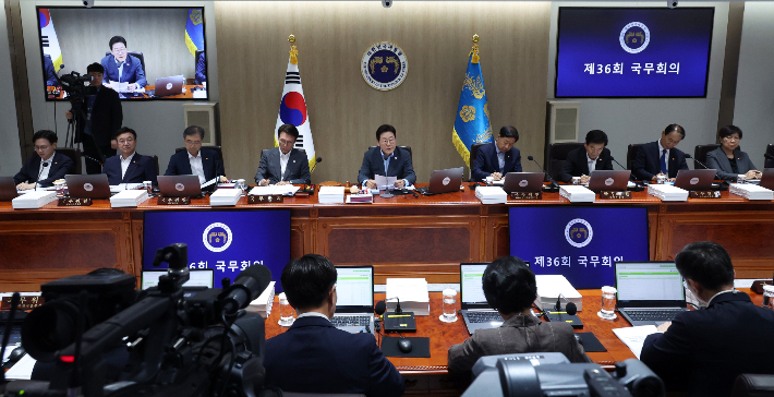 12일 용산 대통령실에서 열린 국무회의에서 국무위원들이 이재명 대통령의 발언을 적고 있다. 연합뉴스