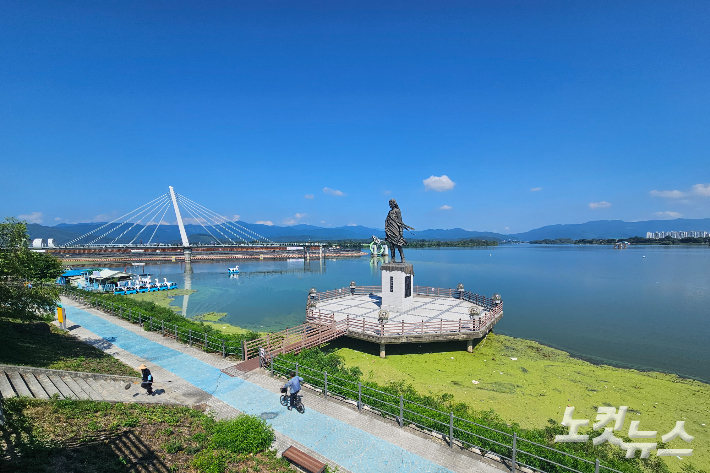 12일 오전 찾은 강원 춘천시 근화동 소양강 처녀상 일대 가득한 부유물들. 구본호 기자