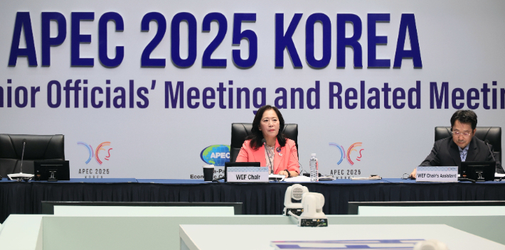 신영숙 여성가족부 장관 직무대행 차관이 12일 인천 송도컨벤시아에서 열린 APEC 여성경제회의(WEF) 민관합동정책대화(PPDWE)에 참석해 개회사를 하고 있다. 여성가족부 제공