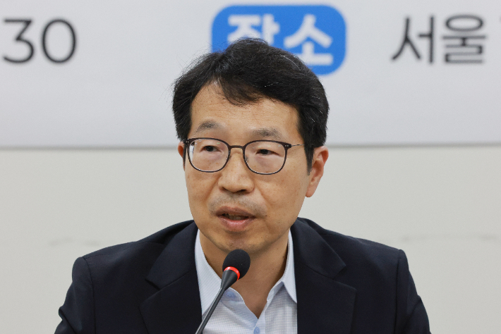 의사인력 수급추계위원회 위원장으로 선출된 김태현 한국보건경제정책학회 회장이 12일 서울 중구 T타워에서 열린 수급추계위원회 첫 회의에서 발언하고 있다. 연합뉴스