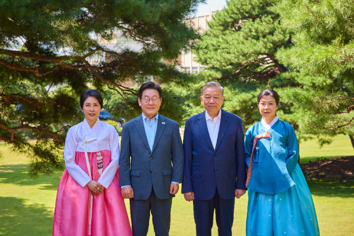 이재명 대통령과 김혜경 여사가 12일 청와대 상춘재 앞에서 또 럼 베트남 당 서기장, 배우자 응오 프엉 리 여사와 기념촬영을 하고 있다. 대통령실 제공
