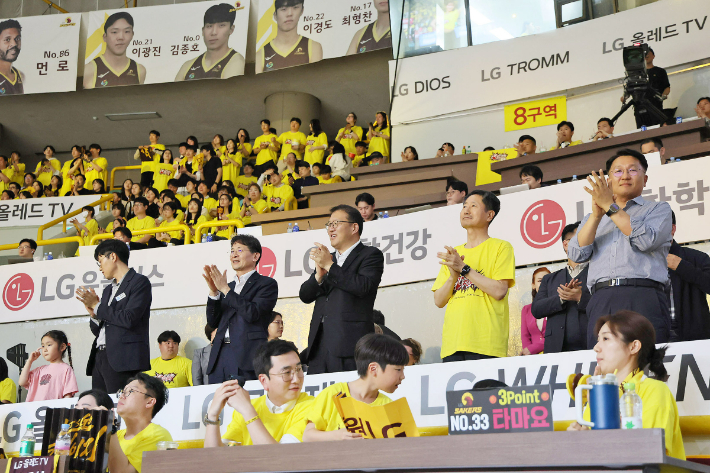 장금용 창원특례시장 권한대행이 지난 4월 창원체육관에서 열린 2024~2025 프로농구 4강 플레이오프 1차전에서 창원 LG세이커스를 응원하고 있다. 창원시 제공 