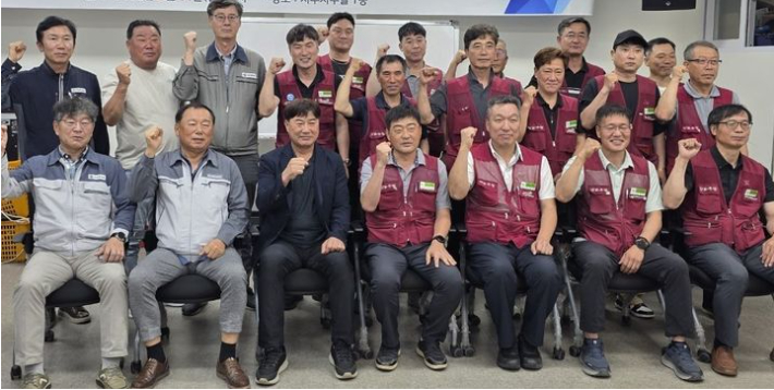 플랜트건설노조와 전문건설인협회 관계자들이 임금협상 타결 후 기념촬영을 하고 있다. 광양시 제공 