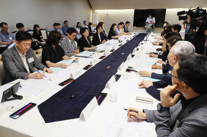 12일 서울 종로구 정부서울청사에서 이스란 보건복지부 제1차관 주재로 제4차 장기요양위원회가 열리고 있다. 연합뉴스