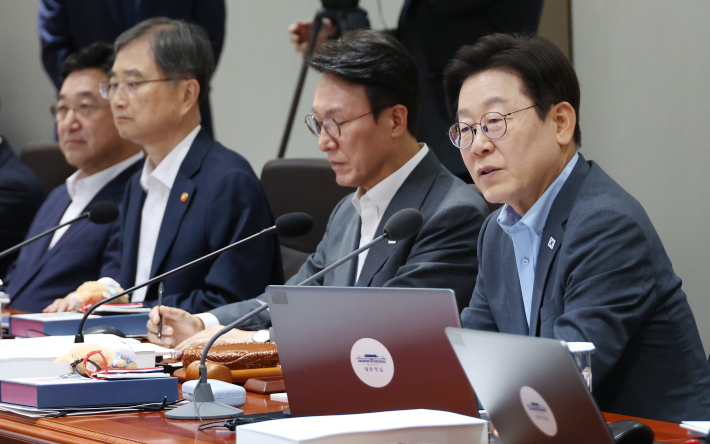 이재명 대통령이 12일 서울 용산 대통령실에서 열린 국무회의에서 발언하고 있다. 연합뉴스
