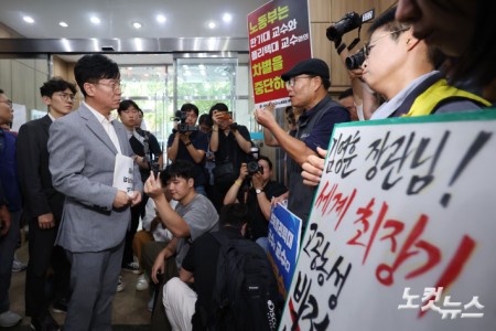 김영훈 고용노동부 장관이 12일 오후 서울 중구 민주노총 방문에 앞서 각계 노동자들의 이야기를 듣고 있다.