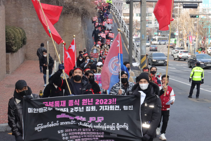 재한 미얀마인들이 2023년 1월 29일 서울 용산구 주한 미얀마대사관 앞에서 군부 독재정부를 규탄하는 집회를 연 뒤 행진하는 모습. 미얀마 NUG 한국대표부 제공