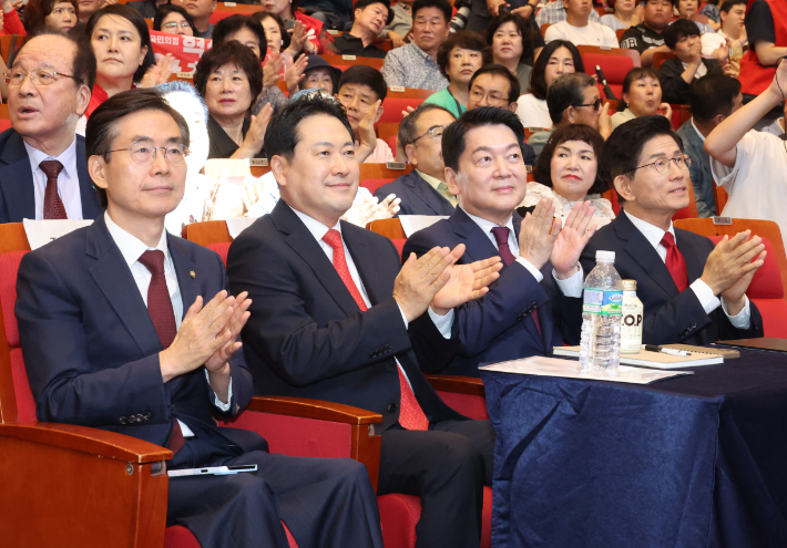 12일 오후 부산 해운대구 벡스코에서 열린 국민의힘 부울경 합동연설회에서 당대표 후보들이 박수를 치고 있다. 왼쪽부터 조경태, 장동혁, 안철수, 김문수 후보. 연합뉴스