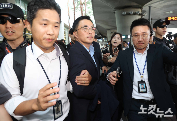 '김건희 집사' 김예성 씨가 12일 인천국제공항에서 민중기 특별검사팀에 체포된 뒤 광화문 사무실로 압송되고 있다. 영종도=박종민 기자