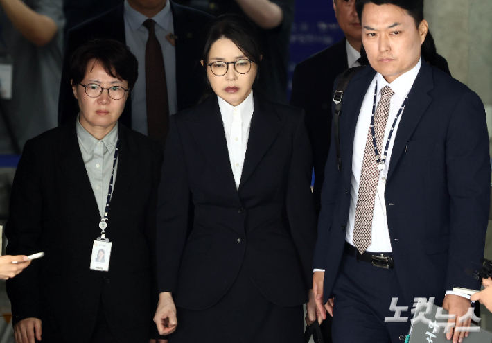 영장 심사서 등장한 '반클리프'…김건희 측 "방어권에 중대한 지장"