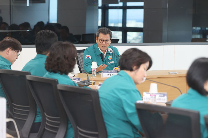 강릉시는 12일 오후 시청 재난상황실에서 가뭄 대응 회의를 열고 가뭄에 따른 시민 피해 최소화 방안과 향후 기상 전망 및 급수대책을 논의했다. 강릉시 제공