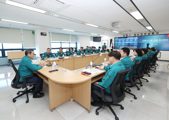 강릉시는 12일 오후 시청 재난상황실에서 가뭄 대응 회의를 열고 가뭄에 따른 시민 피해 최소화 방안과 향후 기상 전망 및 급수대책을 논의했다. 강릉시 제공