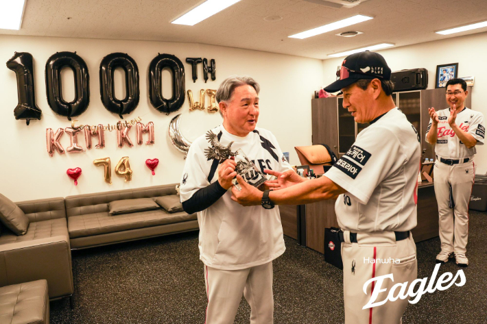 코치들로부터 1천승 기념 트로피를 받은 김경문 한화 감독. 한화 이글스 제공