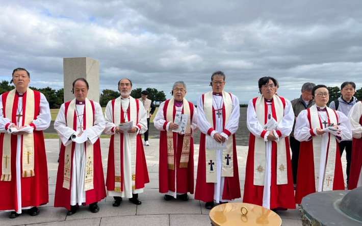 일본성공회 성직자들이 지난해 10월 제주 4·3 평화공원에서 열린 '한일성공회 선교협력 40주년 기념대회'의 일환으로 4·3사건 희생자 추도예배를 함께 드리고 있다.  양국 교회는 1967년 '한일친선회의'로 첫 발을 내디딘 이후, 청년 역사기행, 인권토론, 문화교류, 한국인 성직자 일본 파송, 제주 '우정의집' 건립 등 다양한 교류를 이어왔다.