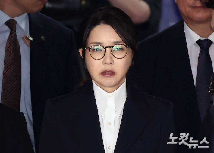 김건희, 수용번호 달린 카키색 수의 입고 독방에…경호 중단