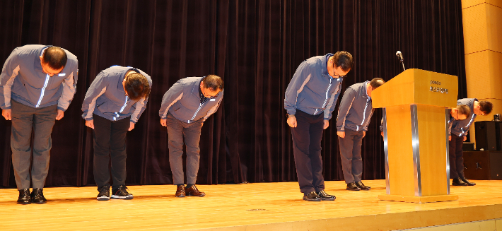 사과 인사하는 정희민 포스코이앤씨 사장. 연합뉴스