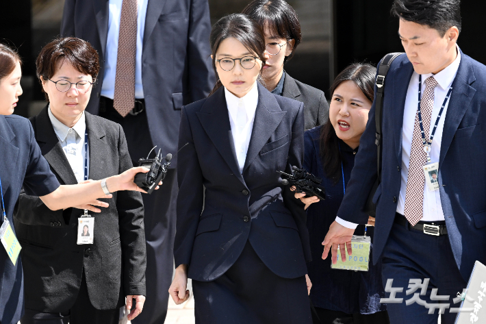 윤석열 전 대통령 부인 김건희 씨가 12일 오전 서울 서초구 서울중앙지법에서 구속 전 피의자 심문(영장실질심사)를 마치고 호송차량으로 이동하고 있다. 사진공동취재단