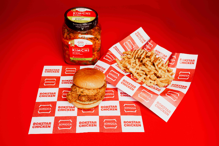 대상 종가 레스토랑 협업 메뉴_락스타치킨(Rokstar Chicken)_종가 김치 치킨 샌드위치와 종가 김치 프렌치 프라이. 대상 제공