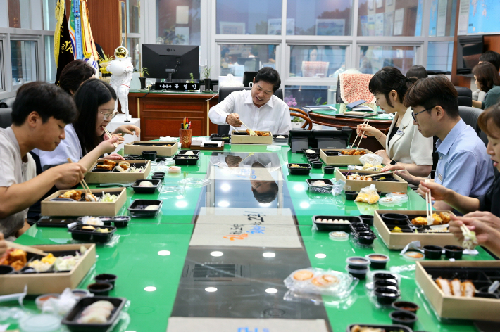 공영민 군수와 직원들이 군수실에서 도시락으로 식사하고 있다. 고흥군 제공