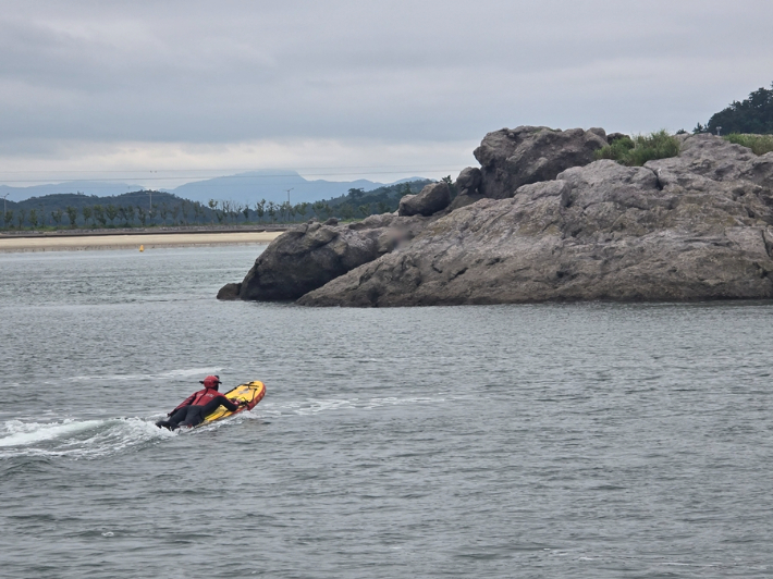 해경이 고무 보트를 통해 관광객을 구조하는 모습. 군산해경 제공