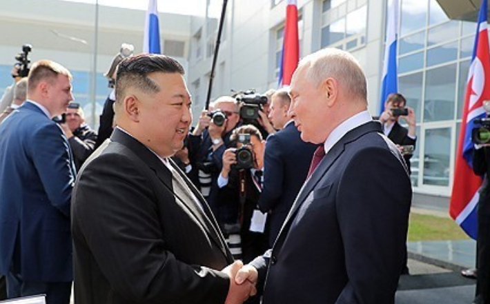 김정은 북한 국무위원장(왼쪽)과 블라디미르 푸틴 러시아 대통령이 악수하는 모습. 연합뉴스