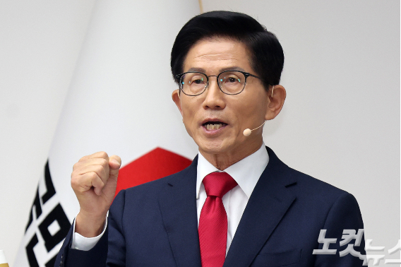 3일 오후 영등포구 국민의힘 중앙당사에서 열린 제6차 전당대회 당 대표 후보자 비전대회에 참석한 김문수 후보가 비전발표를 하고 있다. 황진환 기자