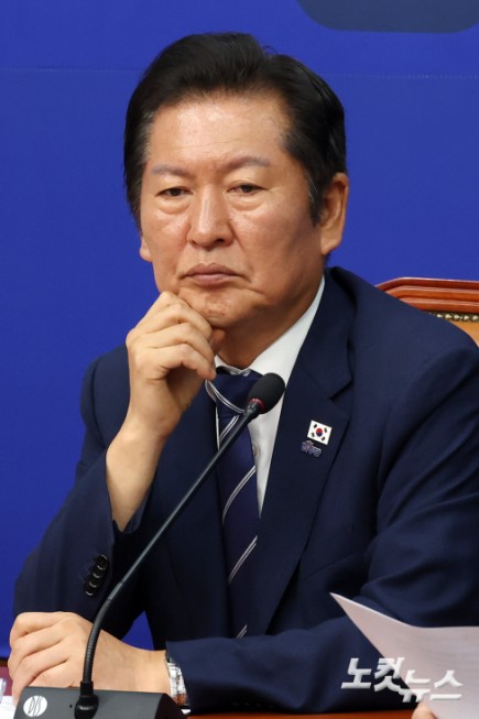 생각에 잠긴 정청래 대표