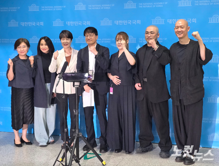 박주민 국회 보건복지위원장과 문신사 제도화 민관협의회 TF 위원들. 김광일 기자