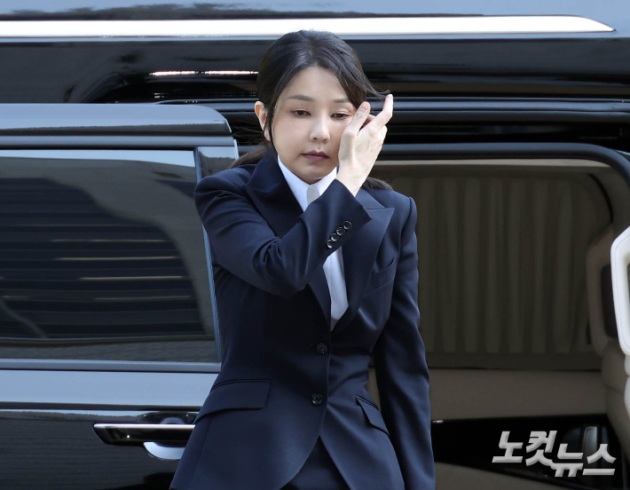 "'아무 것도 아닌 사람'이라던 김건희는 부패 스캔들의 중심"