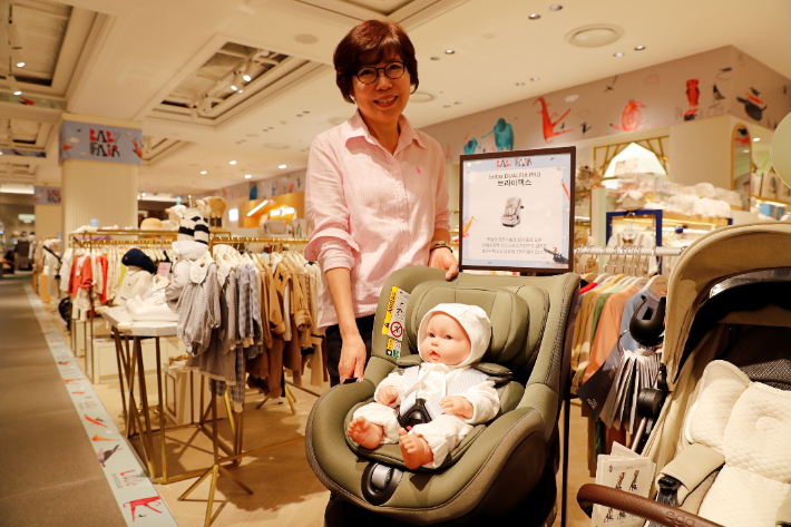 광주신세계 본관 6층 매장에서 직원이 브라이텍스 카시트를 선보이고 있다. 광주신세계 제공