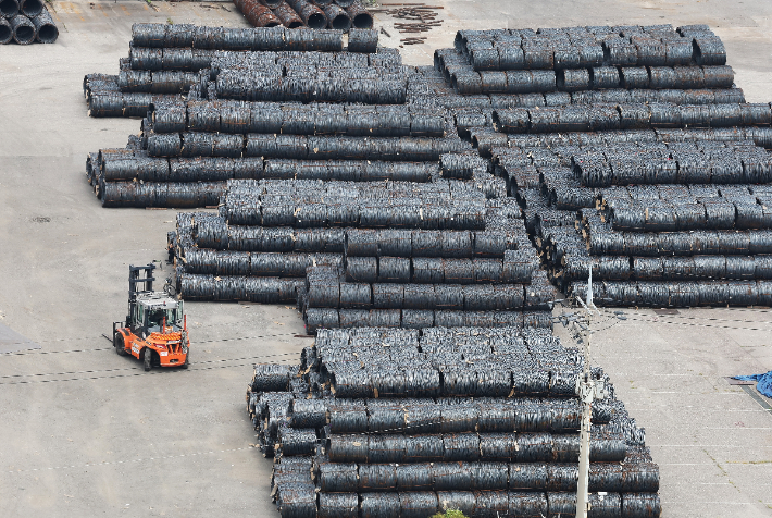 평택항에 쌓여 있는 철강 제품. 연합뉴스