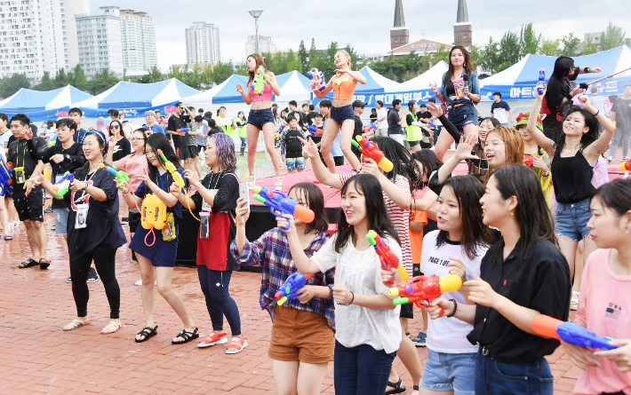 2025 워터버블페스티벌이 8월 16일 울산 중구 성남동 젊음의거리 KT빌딩 광장에서 열린다. 워터버블페스티벌에 참가한 시민들이 춤을 추며 물총을 쏘고 있다. 울산광역시 중구청 제공