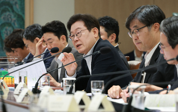 李대통령 "재정, 한 됫박 빌려 씨뿌려서 한 가마 수확해야"