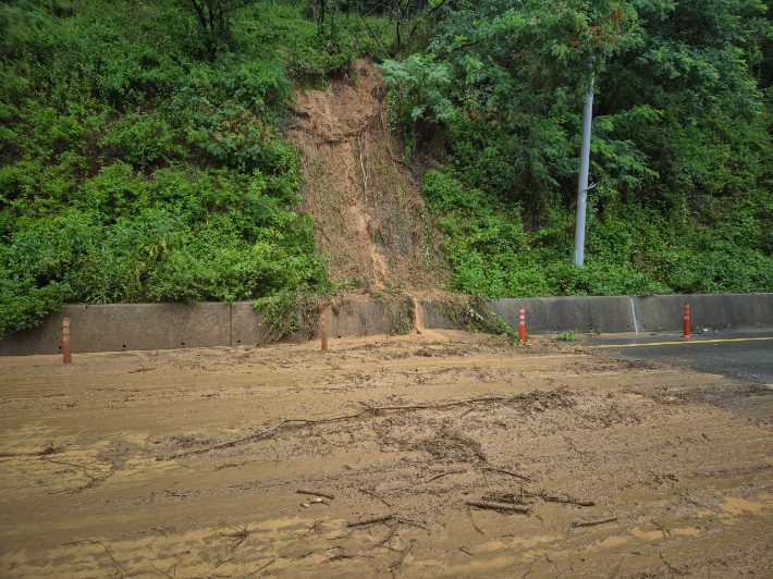 13일 인천시 중구 남북동 981-5  도로사면 유실 현장 모습. 인천시 제공