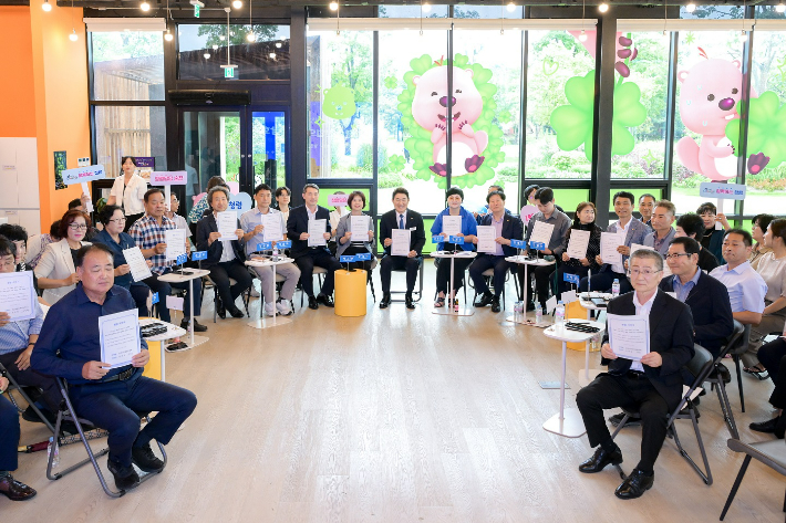 참석자들이 청렴 서약서를 들어보이고 있다. 순천시 제공