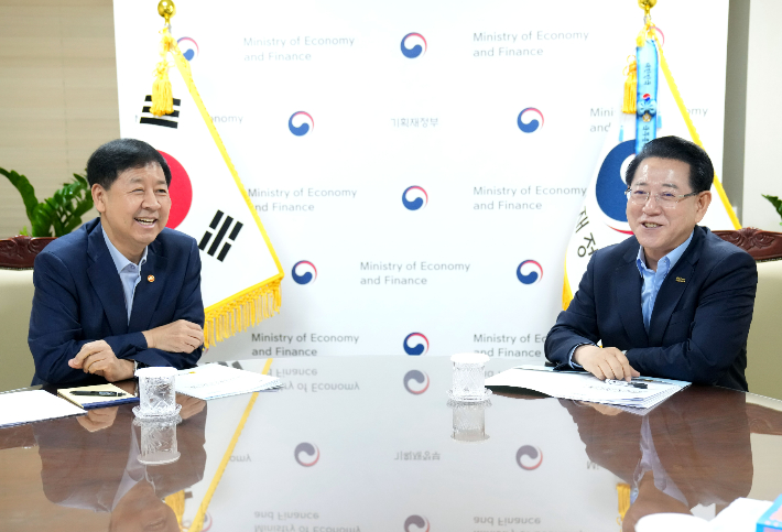 김영록 전라남도지사가 13일 오전 정부서울청사에서 구윤철 경제부총리 겸 기획재정부 장관과 면담을 갖고 전남도 핵심 사업 해결을 위한 건의 및 협조를 요청하고 있다. 전라남도 제공