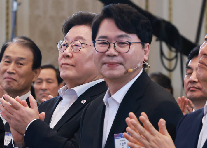 이재명 대통령(왼쪽)과 이한주 국정기획위원장. 연합뉴스